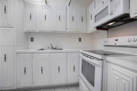 Condo in Miami Beach, Florida, 1 bedroom  № 2005129 - photo 4