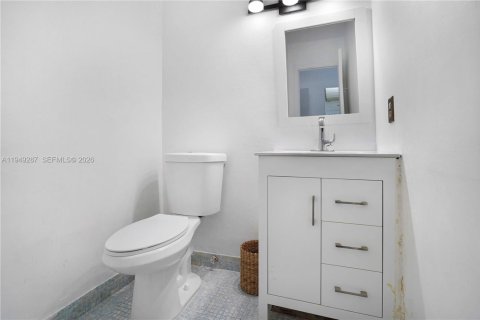 Condo in Miami Beach, Florida, 1 bedroom  № 2005129 - photo 9