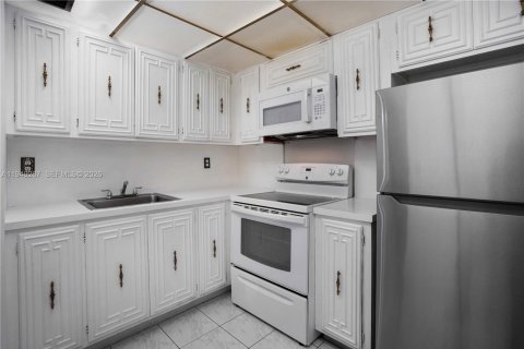 Condo in Miami Beach, Florida, 1 bedroom  № 2005129 - photo 3