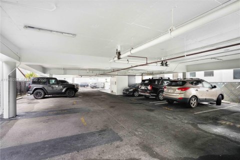 Condo in Miami Beach, Florida, 1 bedroom  № 2005129 - photo 15