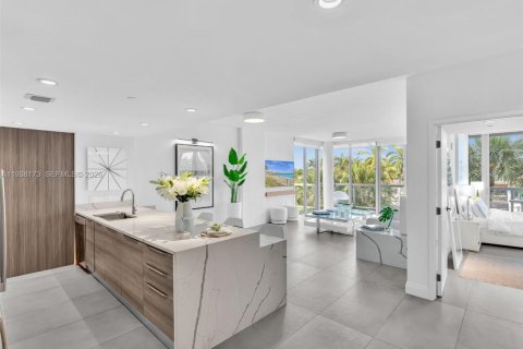 Condo à Bay Harbor Islands, Floride, 3 chambres  № 1995926