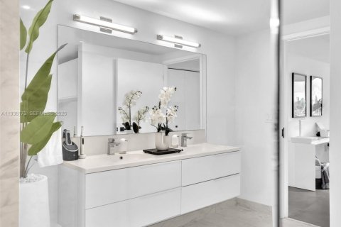 Condo in Bay Harbor Islands, Florida, 3 bedrooms № 1995926 - photo 17