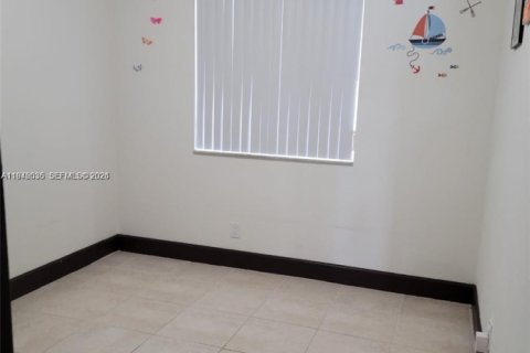 Townhouse in Miami, Florida 4 bedrooms, 128.76 sq.m. № 2002314 - photo 5