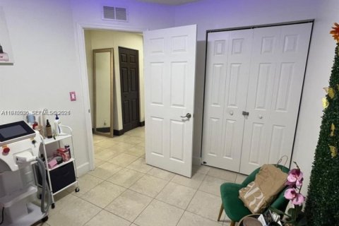 Townhouse in Miami, Florida 4 bedrooms, 128.76 sq.m. № 2002314 - photo 8