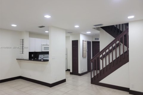 Townhouse in Miami, Florida 4 bedrooms, 128.76 sq.m. № 2002314 - photo 13