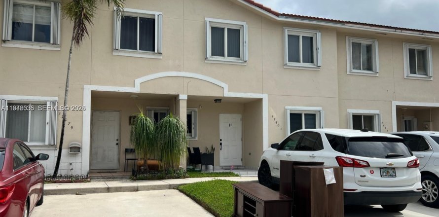 Townhouse in Miami, Florida 4 bedrooms, 128.76 sq.m. № 2002314