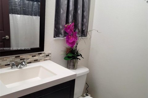 Townhouse in Miami, Florida 4 bedrooms, 128.76 sq.m. № 2002314 - photo 3