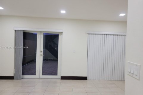 Townhouse in Miami, Florida 4 bedrooms, 128.76 sq.m. № 2002314 - photo 17