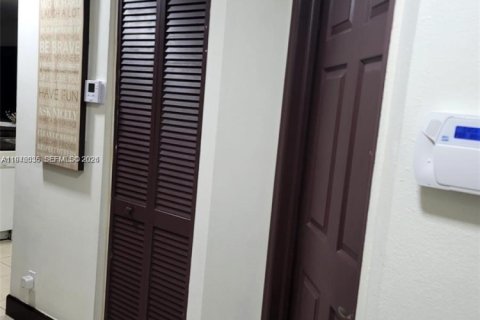 Townhouse in Miami, Florida 4 bedrooms, 128.76 sq.m. № 2002314 - photo 4