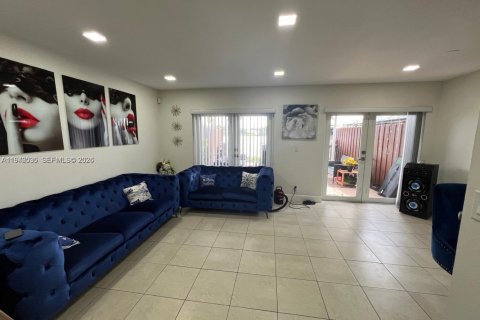 Townhouse in Miami, Florida 4 bedrooms, 128.76 sq.m. № 2002314 - photo 19