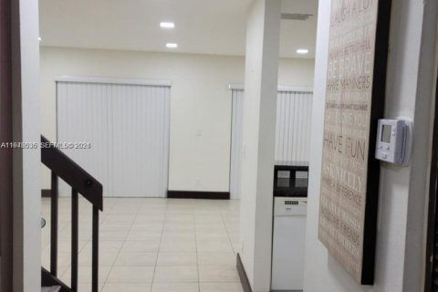 Townhouse in Miami, Florida 4 bedrooms, 128.76 sq.m. № 2002314 - photo 12