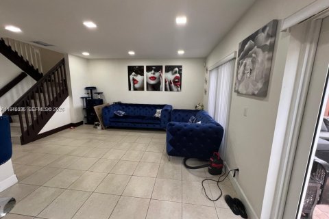 Townhouse in Miami, Florida 4 bedrooms, 128.76 sq.m. № 2002314 - photo 20