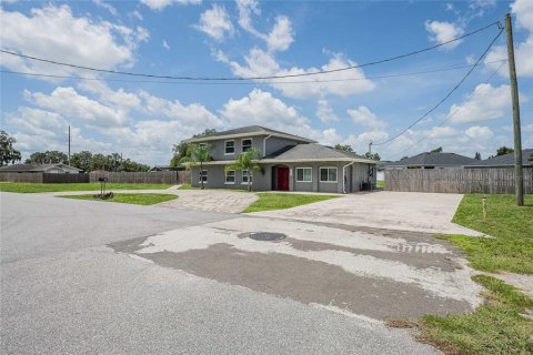 House in Eagle Lake, Florida 4 bedrooms, 313.73 sq.m. № 1827953 - photo 1