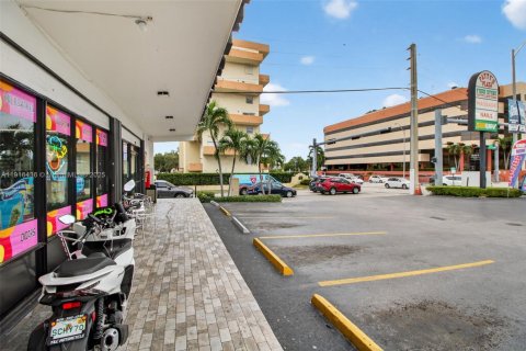 Commercial property in Miami, Florida № 1971845 - photo 4