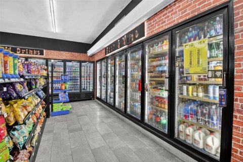 Commercial property in Miami, Florida № 1971845 - photo 13