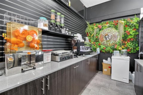 Commercial property in Miami, Florida № 1971845 - photo 10