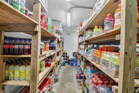 Commercial property in Miami, Florida № 1971845 - photo 23