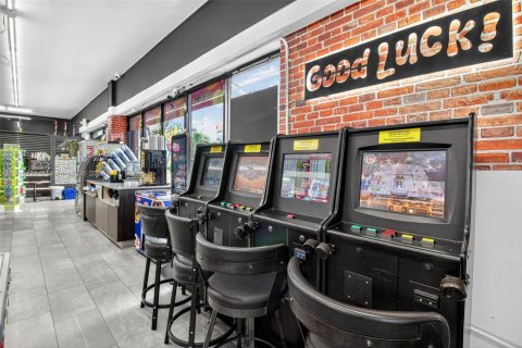 Commercial property in Miami, Florida № 1971845 - photo 17