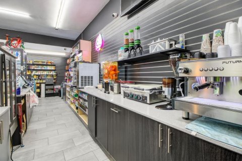 Commercial property in Miami, Florida № 1971845 - photo 11