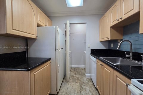 Condo in Miami, Florida, 2 bedrooms  № 1956067 - photo 6