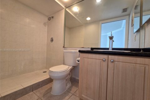 Condo in Miami, Florida, 2 bedrooms  № 1956067 - photo 11