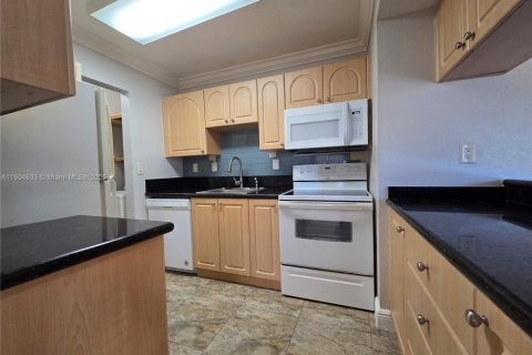 Condo in Miami, Florida, 2 bedrooms  № 1956067 - photo 4