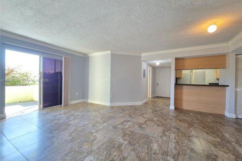 Condo in Miami, Florida, 2 bedrooms  № 1956067 - photo 1