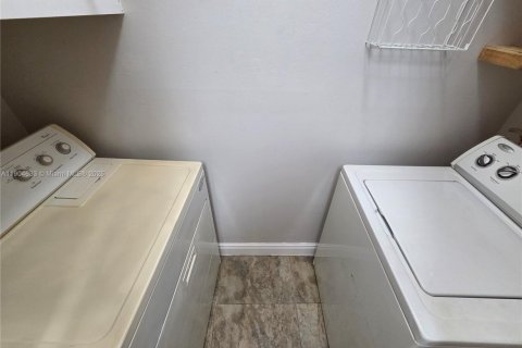 Condo in Miami, Florida, 2 bedrooms  № 1956067 - photo 16