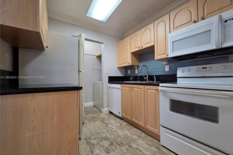 Condo in Miami, Florida, 2 bedrooms  № 1956067 - photo 5