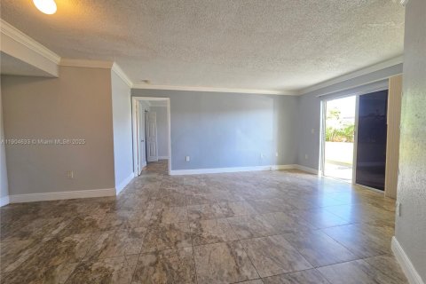 Condo in Miami, Florida, 2 bedrooms  № 1956067 - photo 3