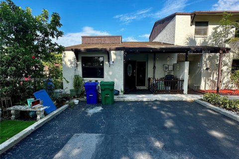 House in Miramar, Florida 2 bedrooms, 98.48 sq.m. № 1746094 - photo 1