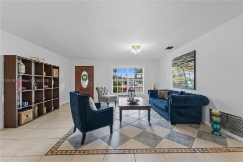 House in Miami, Florida 4 bedrooms, 241.36 sq.m. № 1943625 - photo 19