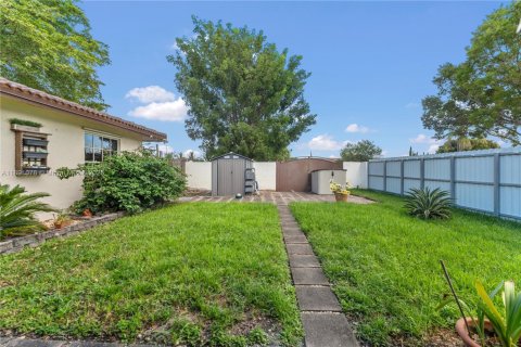 House in Miami, Florida 4 bedrooms, 241.36 sq.m. № 1943625 - photo 27
