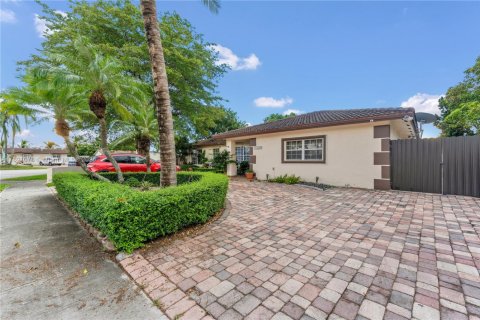 House in Miami, Florida 4 bedrooms, 241.36 sq.m. № 1943625 - photo 10