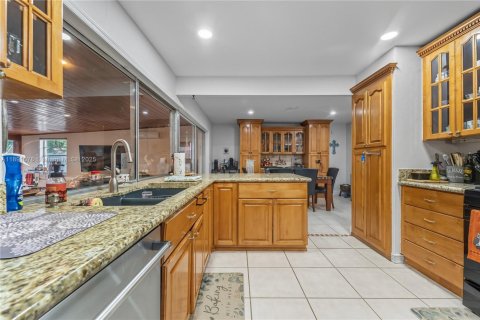 House in Miami, Florida 4 bedrooms, 241.36 sq.m. № 1943625 - photo 23
