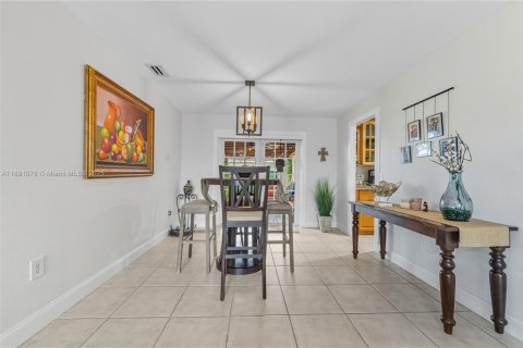 House in Miami, Florida 4 bedrooms, 241.36 sq.m. № 1943625 - photo 2