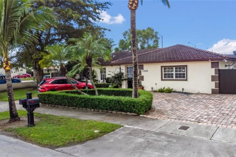 House in Miami, Florida 4 bedrooms, 241.36 sq.m. № 1943625 - photo 8
