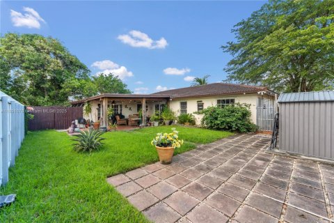 House in Miami, Florida 4 bedrooms, 241.36 sq.m. № 1943625 - photo 29