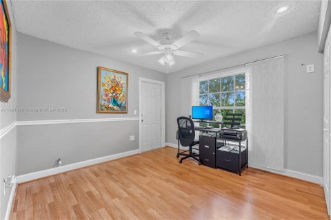 House in Miami, Florida 4 bedrooms, 241.36 sq.m. № 1943625 - photo 14
