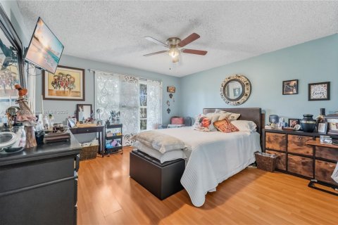 House in Miami, Florida 4 bedrooms, 241.36 sq.m. № 1943625 - photo 15