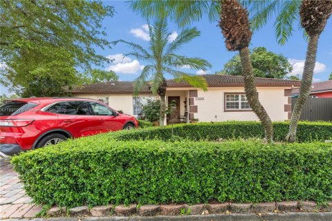 House in Miami, Florida 4 bedrooms, 241.36 sq.m. № 1943625 - photo 7
