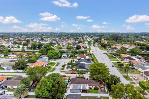 House in Miami, Florida 4 bedrooms, 241.36 sq.m. № 1943625 - photo 11
