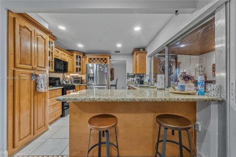 House in Miami, Florida 4 bedrooms, 241.36 sq.m. № 1943625 - photo 22