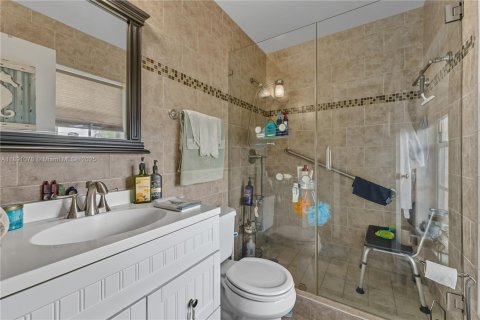 House in Miami, Florida 4 bedrooms, 241.36 sq.m. № 1943625 - photo 16