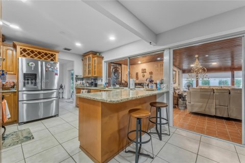 House in Miami, Florida 4 bedrooms, 241.36 sq.m. № 1943625 - photo 3