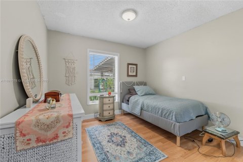 House in Miami, Florida 4 bedrooms, 241.36 sq.m. № 1943625 - photo 12