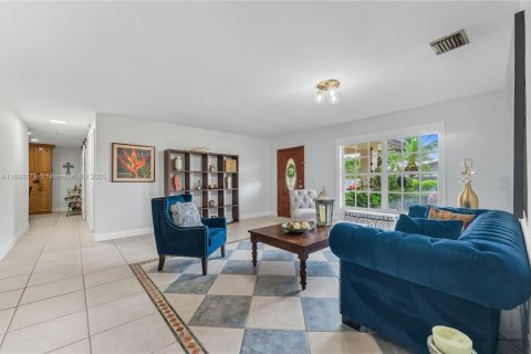 House in Miami, Florida 4 bedrooms, 241.36 sq.m. № 1943625 - photo 1