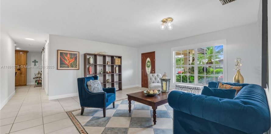 House in Miami, Florida 4 bedrooms, 241.36 sq.m. № 1943625