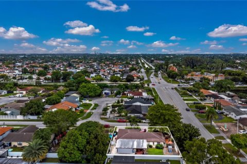 House in Miami, Florida 4 bedrooms, 241.36 sq.m. № 1943625 - photo 30