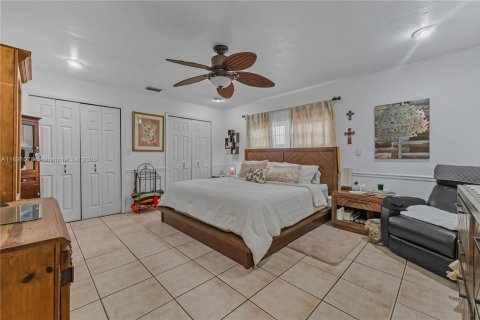 House in Miami, Florida 4 bedrooms, 241.36 sq.m. № 1943625 - photo 17